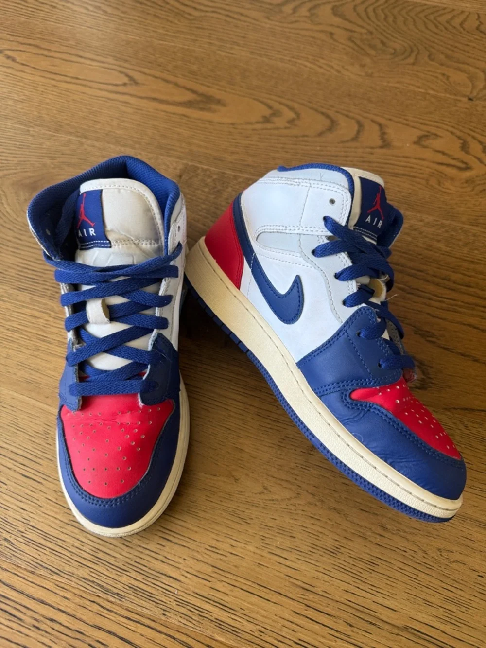 Nike Air Jordan 1 Mid - kids size 5.5Y - Picture 2 of 8